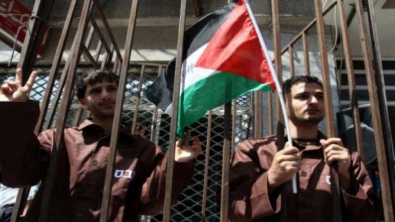 130 أسيرًا من غزة يحرمون من زيارات أبنائهم