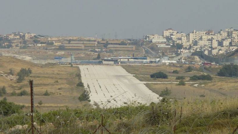 ماذا يُخطّط الاحتلال في أراضي مطار 