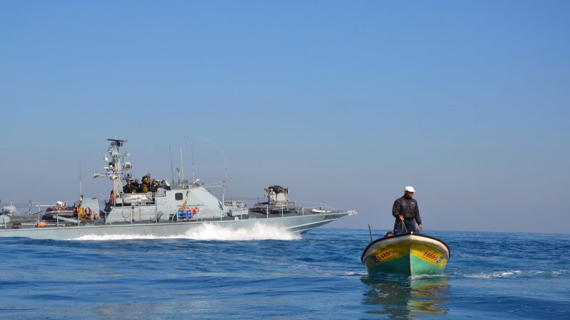 الاحتلال يطلق النار على مراكب الصيادين غرب غزة ويعطل إحداها 