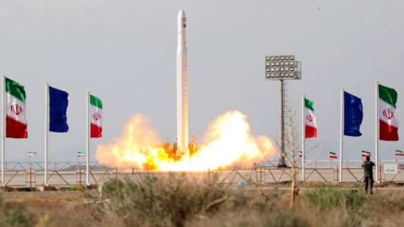 "كرامة وقوة".. هكذا علّقت "معاريف" على إطلاق إيران قمرها الصناعي