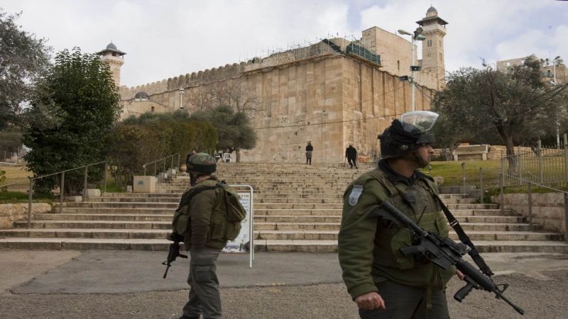 الاحتلال يمنع الفلسطينيين من الصلاة في الحرم الإبراهيمي