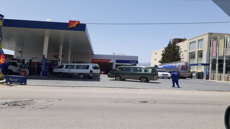 بالصور: زحمة سير خانقة على محطات الوقود في البقاع بسبب أزمة المازوت