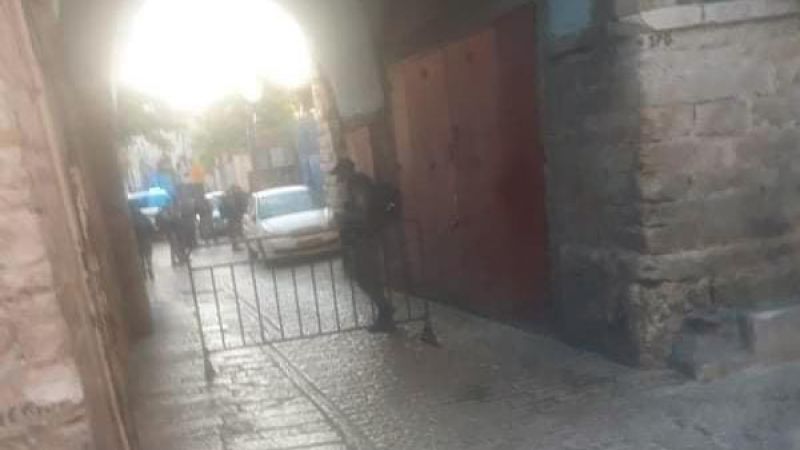 الاحتلال يغلق مداخل البلدة القديمة بالقدس المحتلة بعد حادثة إطلاق النار على شاب فلسطيني