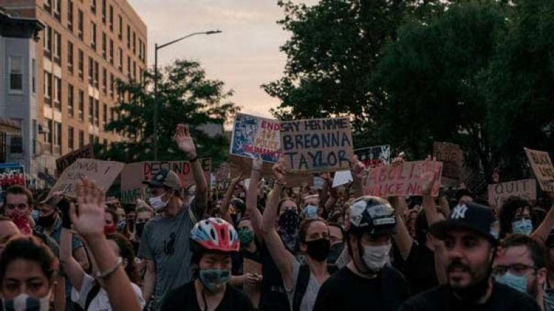 نيويورك تايمز: المظاهرات في أميركا لا تتعلق فقط بمقتل فلويد بل بالعنصرية "البنيوية" وإستمرار نهج "تفوق البيض"