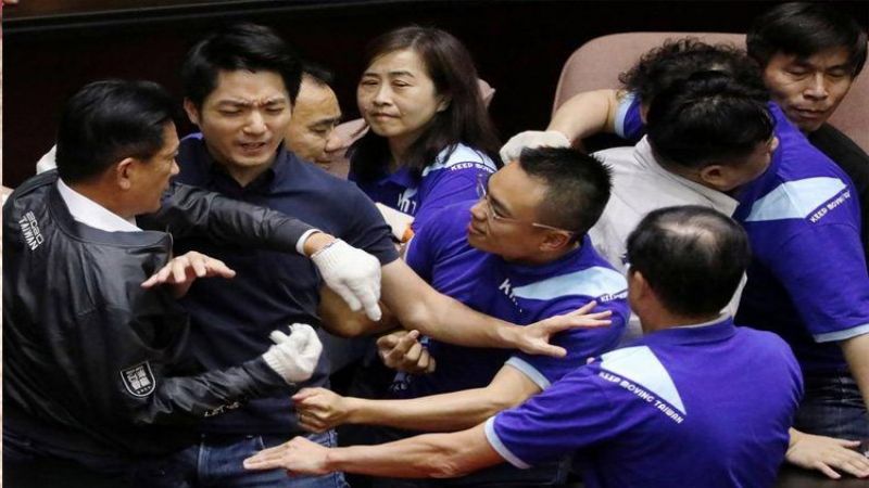 اشتباكات في برلمان تايوان