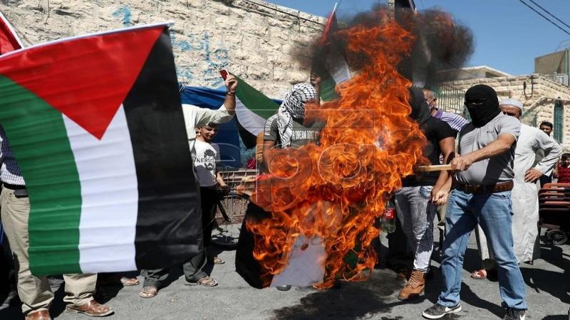  فلسطينيون في يطا يحرقون علم الامارات تنديدا باتفاق التطبيع مع الاحتلال الصهيوني