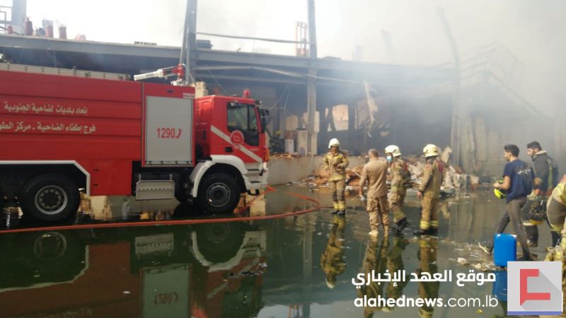 بالصور - سيارات فوج اطفاء الضاحية تشارك في اطفاء حريق مرفأ بيروت