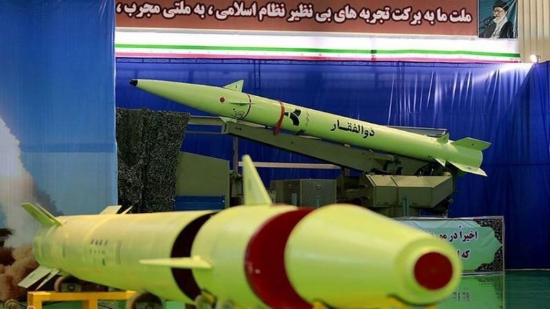 الحرس الثوري الإيراني يزيح الستار عن صاروخ "ذو الفقار بصير" البالستي البحري ويبلغ مداه 700 كلم