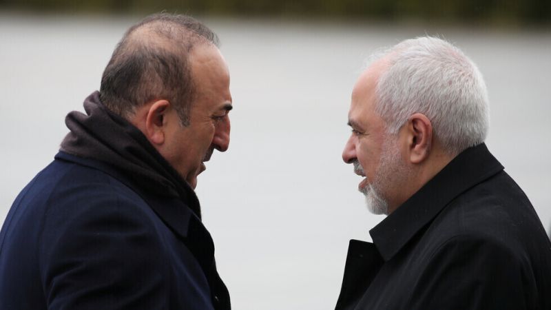 ظريف يعزي تشاووش أوغلو ويعرض إرسال مساعدات إيرانية لتركيا