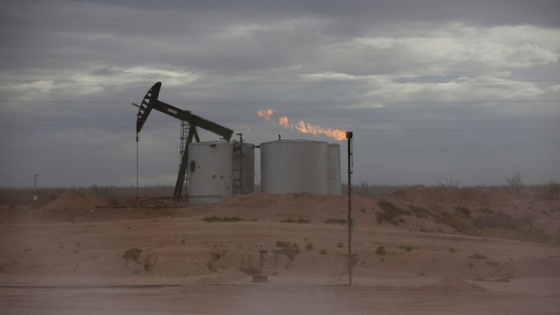 النفط يواصل تراجعه بفعل مخاوف الطلب الى 47.70 دولار للبرميل