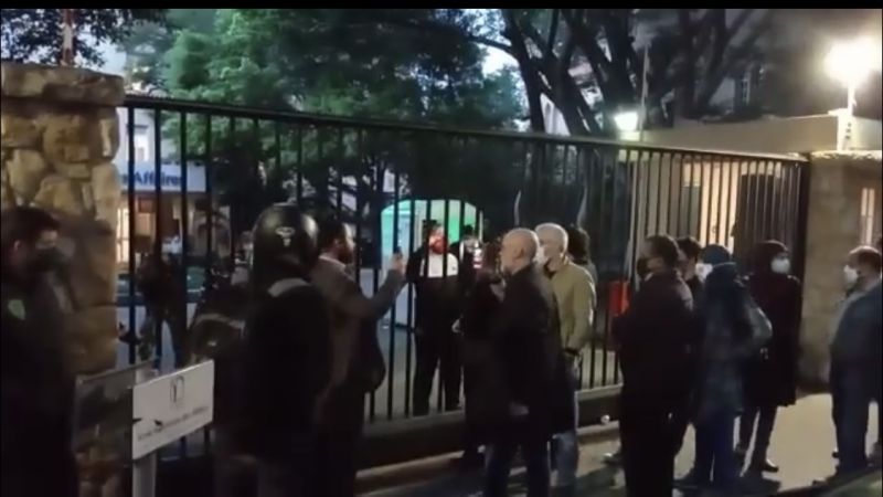 محتجون أغلقوا مداخل المعهد العالي للأعمال في كليمنصو بعد علمهم بوجود رياض سلامة داخله