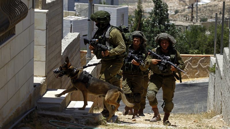 الاحتلال يقتحم منازل الفلسطينيين جنوب نابلس والمستوطنون يواصلون اعتداءاتهم