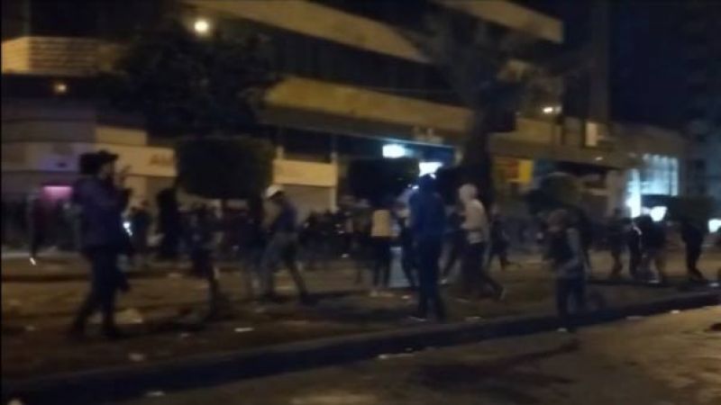 المتظاهرون في طرابلس يضرمون النار على الطرقات ويرشقون عناصر الجيش بالحجارة ويرفضون الانسحاب من الشوارع