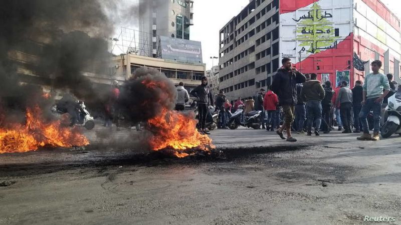 المحتجون يحاولون إقتحام سرايا طرابلس الحكومية عبر المدخل الأساسي 