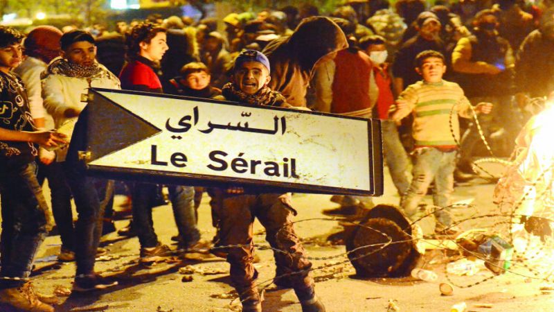 المحتجون يتمكنون من اقتلاع جزء من البوابة الحديدية في سرايا طرابلس