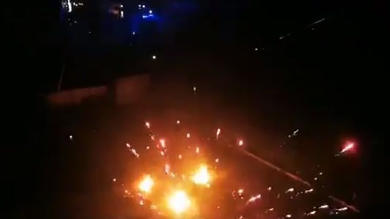 بالفيديو: تساقط قنابل المولوتوف بكثافة على باحة سراي طرابلس .. ما المطلوب؟