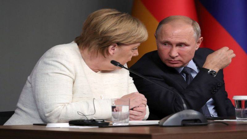 الحكومة الألمانية: ميركل تبلغ بوتين هاتفيًا بضرورة خفض روسيا لقواتها عند الحدود الأوكرانية
