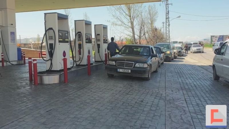طوابير السيارات أمام محطات الوقود .. مشهدٌ يومي لا يفارق اللبنانيين