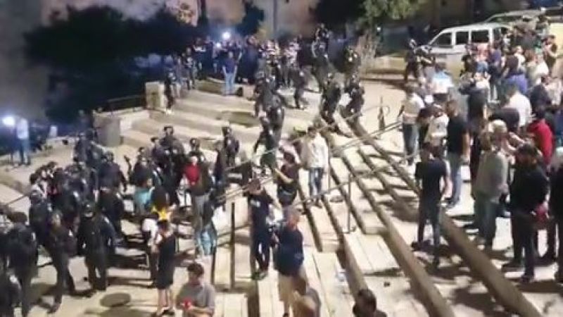 قوات الاحتلال تهاجم الفلسطينيين قرب باب العامود في القدس المحتلة