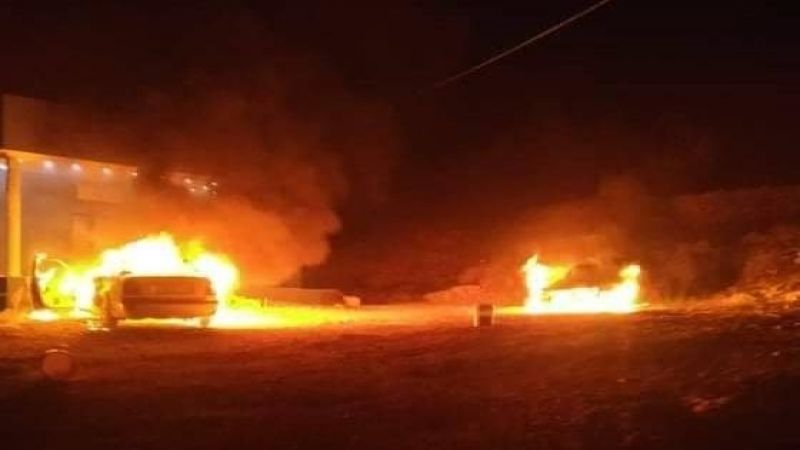 مستوطنون يحرقون ٣ سيارات ويخطون شعارات عنصرية شمال القدس