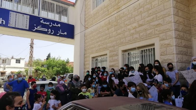 لبنان: أهالي وطلاب مار روكز الانطونية يعتصمون للمرة الثانية رفضًا لزيادةٍ أقرتها المدرسة مؤخرًا