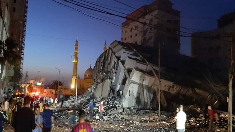 بالفيديو: لحظة تدمير برج هنادي المؤلف من ١٣ طابقا غرب مدينة غزة