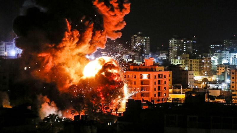 العدو الصهيوني يكثف غاراته وقصفه المدفعي شمال قطاع غزة في هذه الأثناء