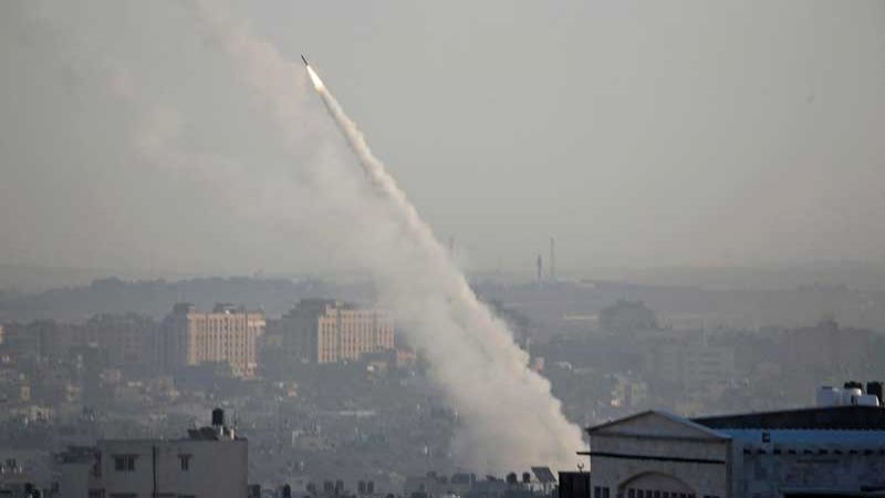 جيش الاحتلال: نحو 200 صاروخ أطلق من غزة منذ السابعة من مساء الجمعة