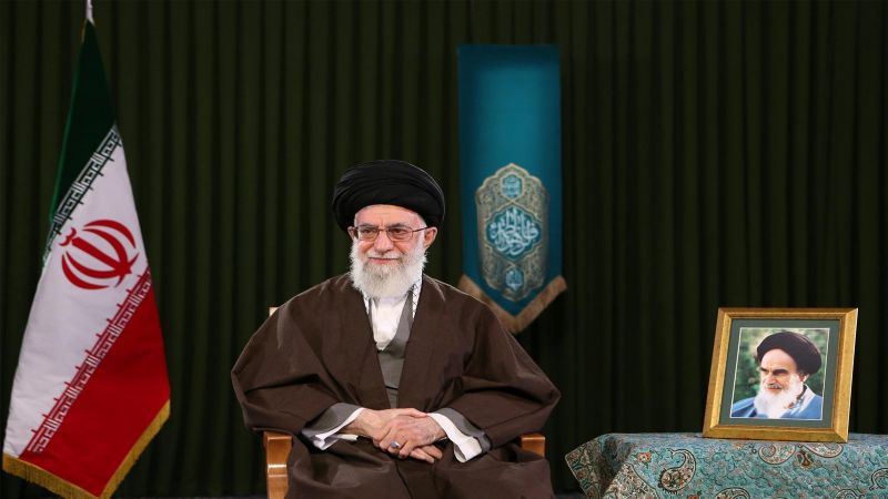 الإمام الخامنئي للشعب الإيراني: ثقوا بالعمل لا بالشعارات ولا تؤخذوا بالكلام المعسول