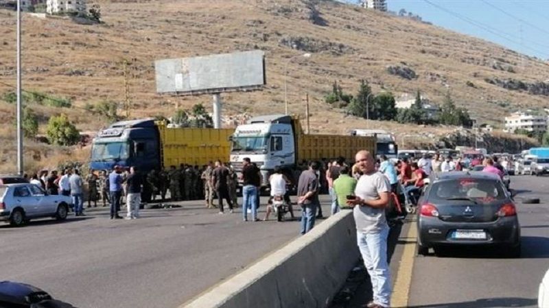 لبنان: قطع اوتوستراد الجية بالشاحنات والاطارات