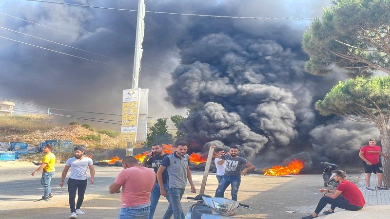 لبنان: قطع طريق عام النبطية بالإطارات المشتعلة احتجاجًا على تردي الأوضاع المعيشية