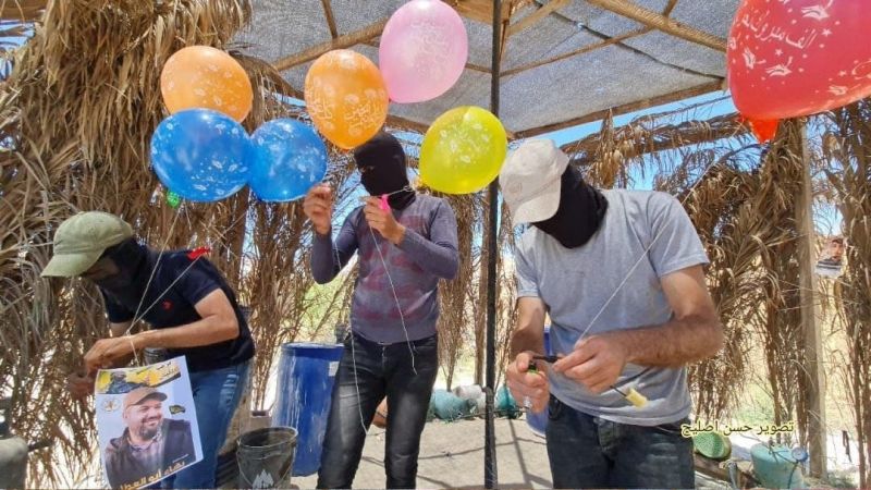 بالصور.. شبان فلسطينيون يطلقون بالونات حارقة تجاه مستوطنات الاحتلال المحاذية لقطاع غزة