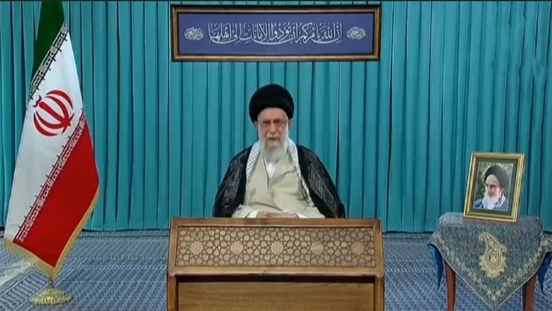 الإمام الخامنئي: هدف الأعداء هو ابتعاد الشعب الإيراني عن النظام لكن الشعب كان يشارك دائماً في الانتخابات ويفشل كل مخططات الأعداء