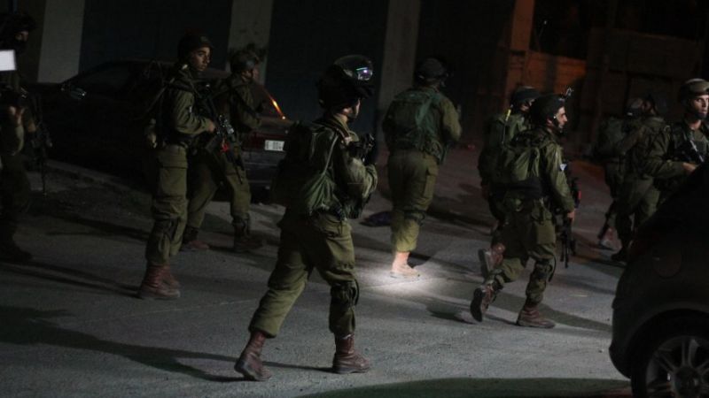 فلسطين المحتلة: الإحتلال يشن حملة اعتقالات واسعة في الضفة فجراً 