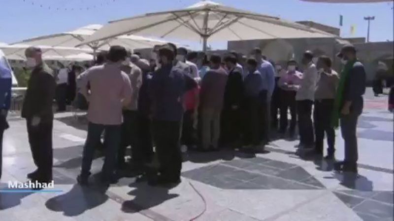 بالفيديو: الإيرانيون يتوجهون إلى مقام الامام علي الرضا (ع) في مشهد للمشاركة في الانتخابات 