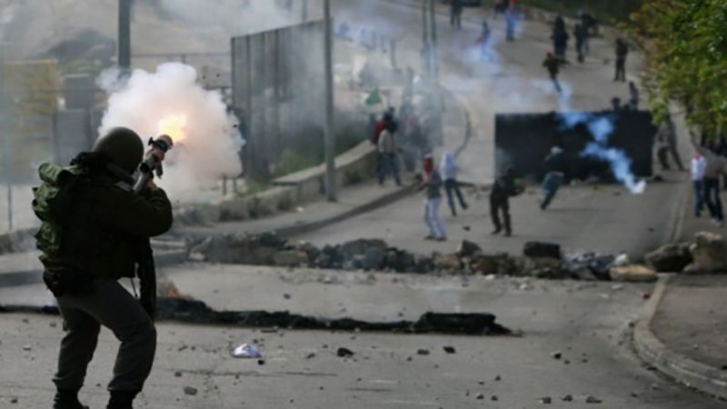 فلسطين المحتلة: قوات الاحتلال تقمع مسيرة مطالِبة بجثامين الشهداء في أبو ديس بالقدس وتطلق قنابل الغاز على المحتجين