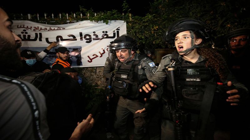 فلسطين المحتلة: قوات الاحتلال تجبر الشبان المتواجدين في حي الشيخ جراح على الخروج