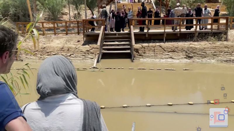 نهر الأردن يجمع العائلات المشتّتة
