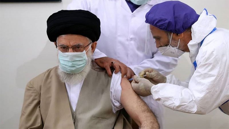 الإمام الخامنئي يتلقّى اللقاح الإيراني