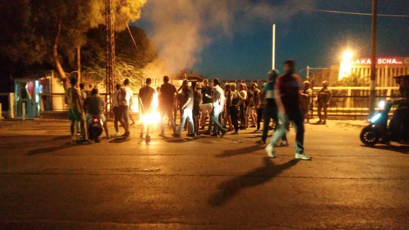 لبنان: قطع مسارب مستديرة بيستاشيو في طرابلس واعتصام أمام كهرباء قاديشا وإقفال الطريق على مستديرة أبو علي