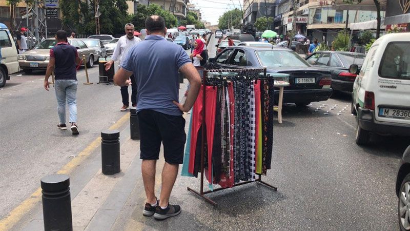 لبنان: تجار شارع رياض الصلح في صيدا يقطعونه بالبضائع بسبب نفاد المازوت