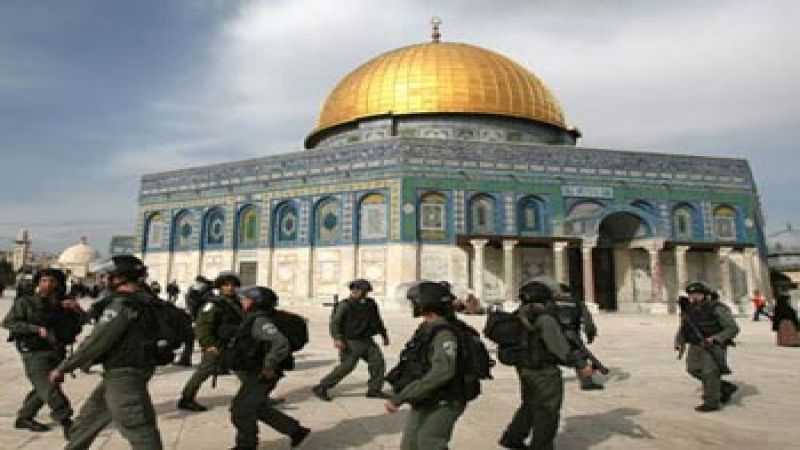 مستوطنون يقتحمون باحات المسجد الأقصى بحماية قوات الاحتلال