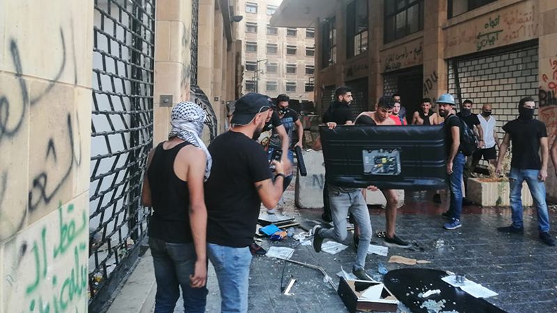 بالصور: إستيلاء المتظاهرين على بعض الأعتدة خلال اقتحام مبنى وزارة الإقتصاد وسط بيروت من إحدى نوافذه