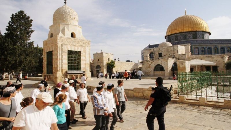 فلسطين المحتلة: مستوطنون يقتحمون باحات المسجد الأقصى بحماية قوات الاحتلال
