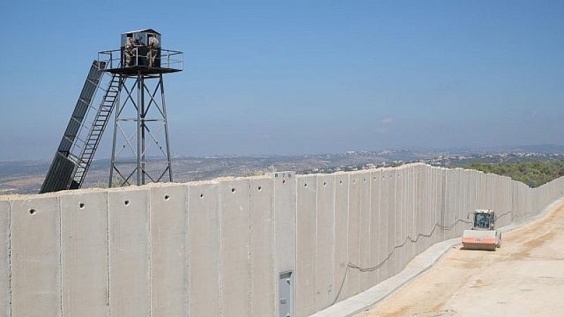 بعد إصابة القناص الصهيوني.. العدو يباشر بإنشاء عائق جديد على حدود غزة