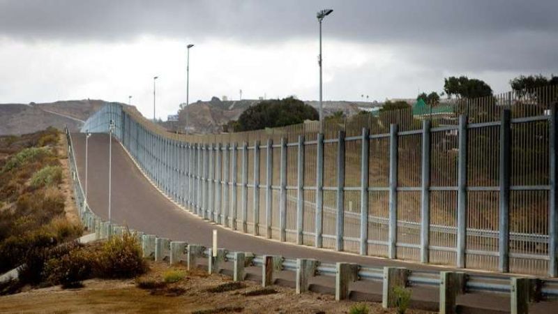 الولايات المتحدة تغلق جانبا من الحدود مع المكسيك لمنع تدفق اللاجئين
