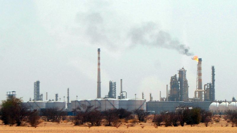 السودان: مخزون المنتجات النفطية يكفي لـ10 أيام فقط