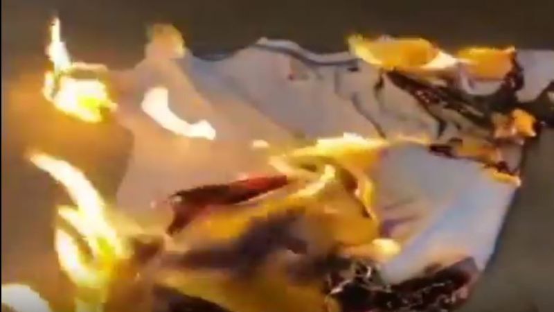 فيديو: مواطن بحريني أحرق ثيابًا اكتشف أنّها صناعة 