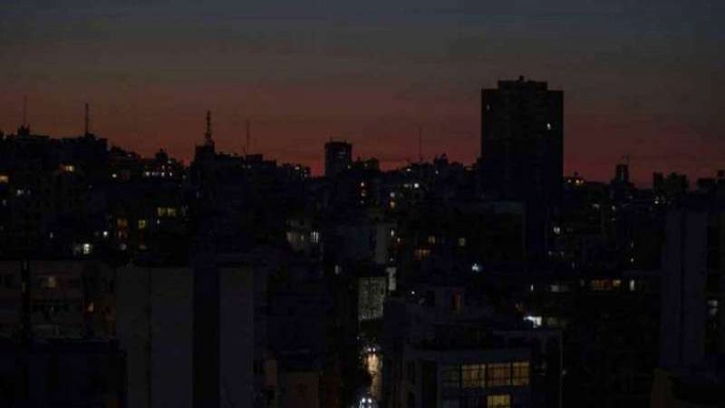 لبنان غرق في العتمة وشبكة الكهرباء معرّضة للانهيار في أي لحظة