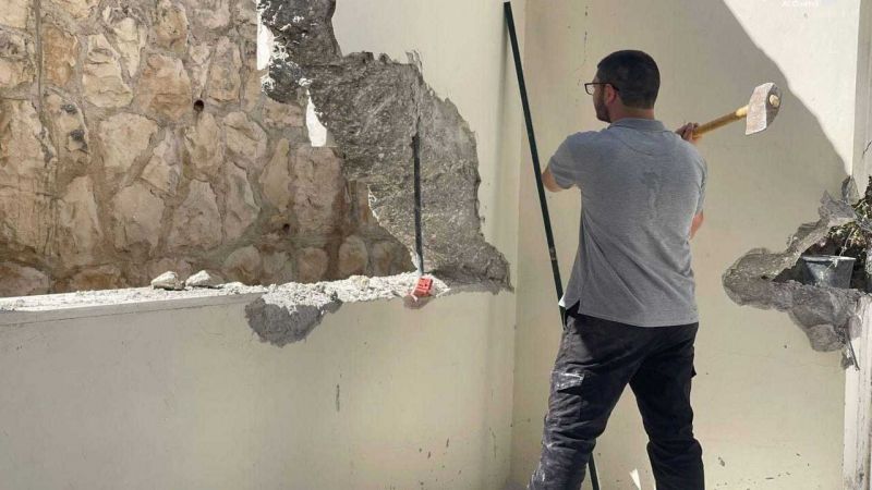 الاحتلال يجبر عائلة فلسطينية على هدم غرف سكنية في حي وادي الجوز بالقدس